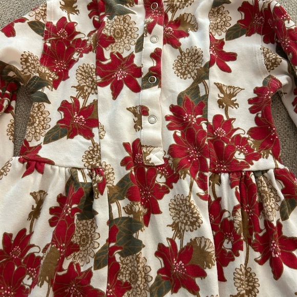 Beautiful poinsettia Kate Quinn top - Picture 2 of 5